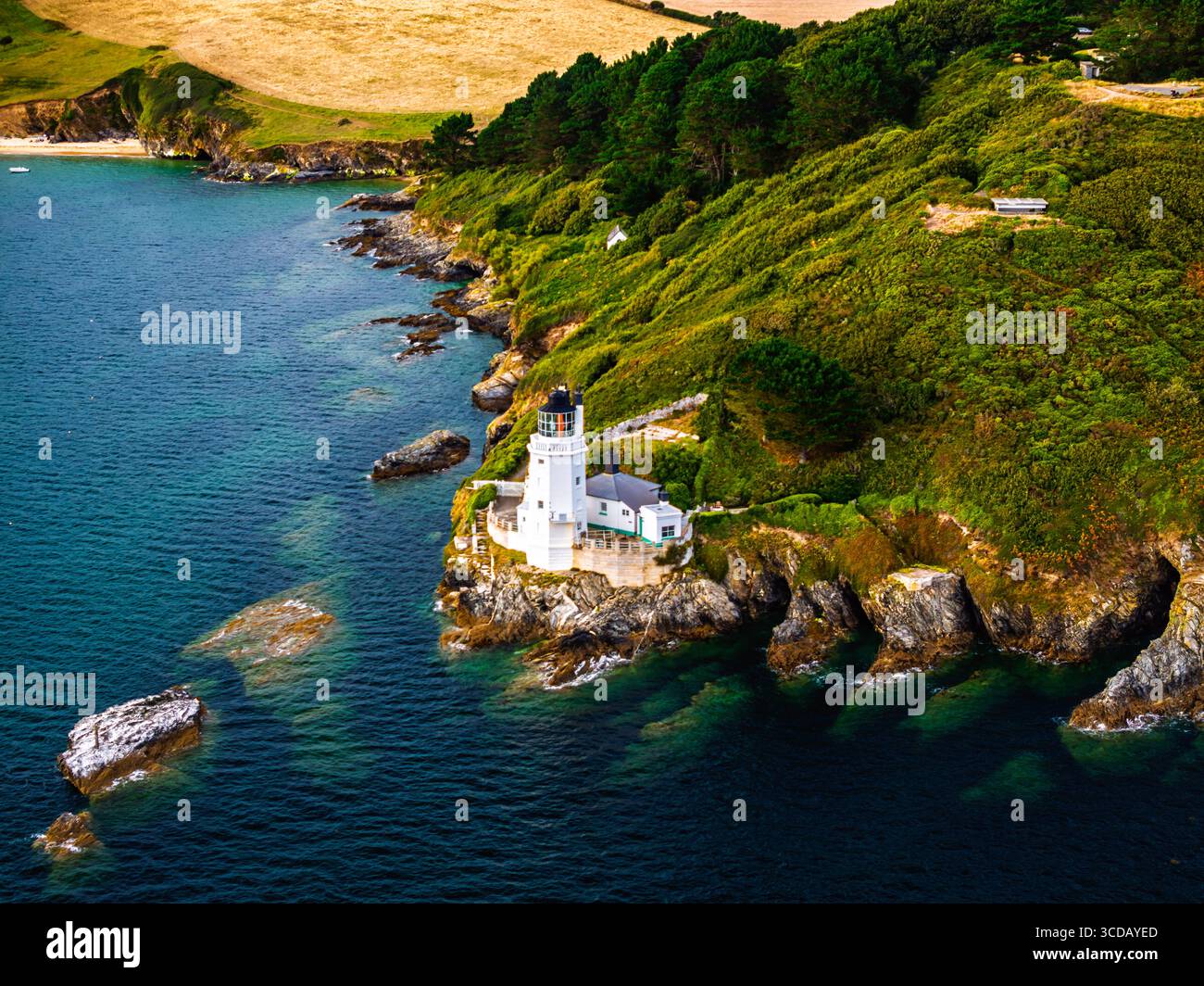 St. Anthony Lighthouse ab Drohne, Roseland Peninsula, Head Circular Walk, Cornwall, Großbritannien Stockfoto
