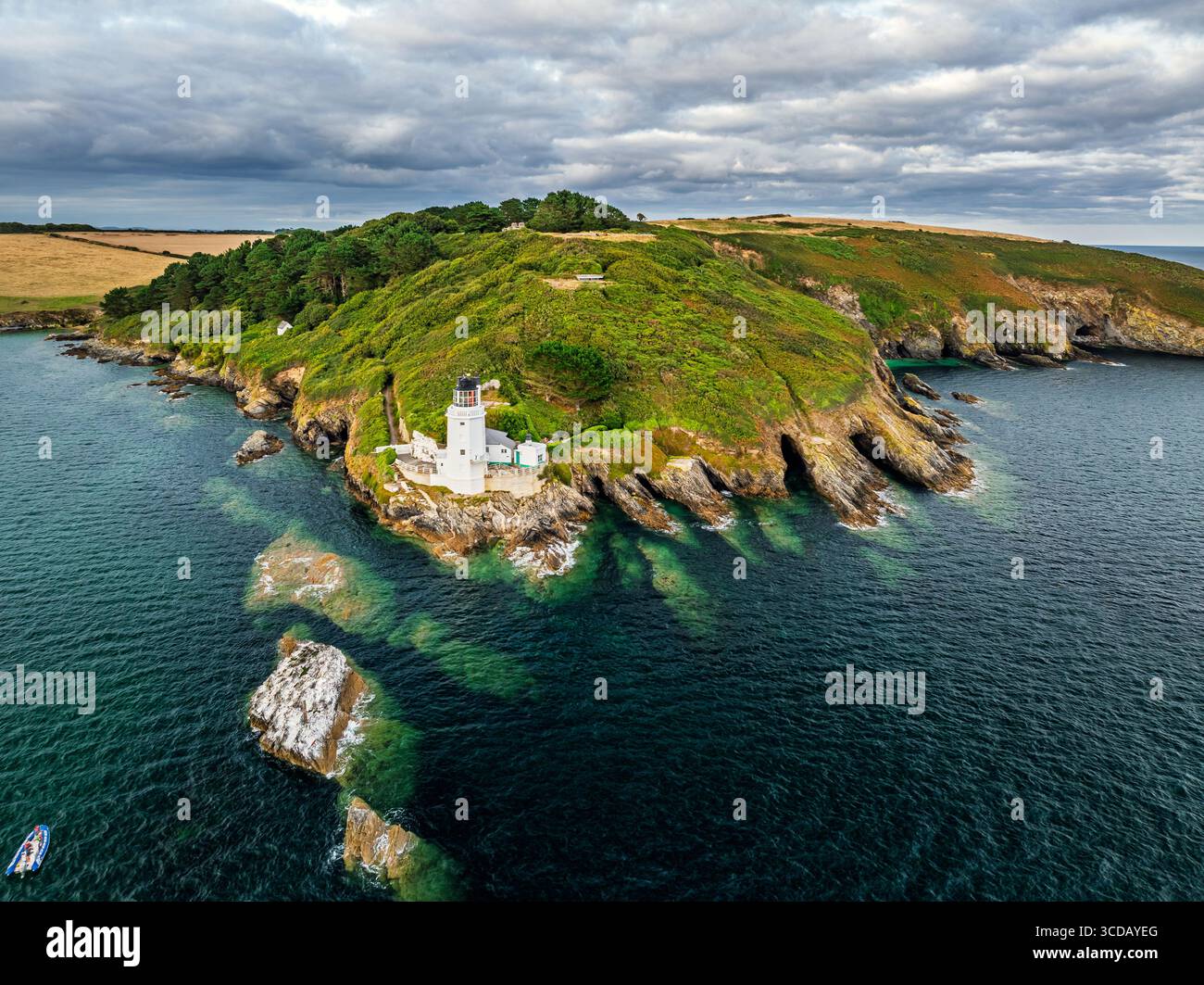 St. Anthony Lighthouse ab Drohne, Roseland Peninsula, Head Circular Walk, Cornwall, Großbritannien Stockfoto