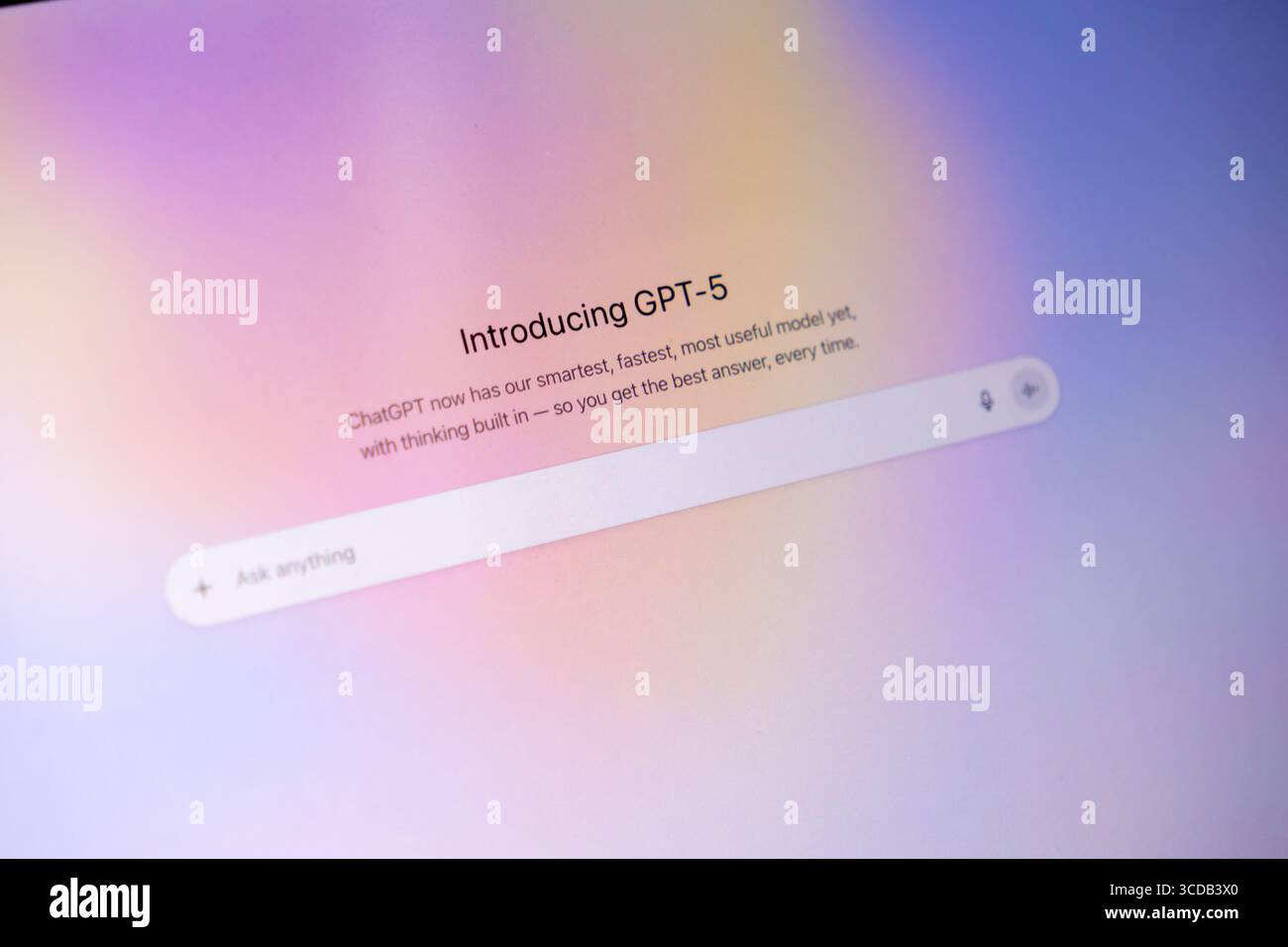 Posen, Polen - 9. August 2025: GPT-5 leistungsstarkes Sprachmodell für künstliche Intelligenz wird auf einem lebendigen digitalen Bildschirm angezeigt, wobei SI betont wird Stockfoto