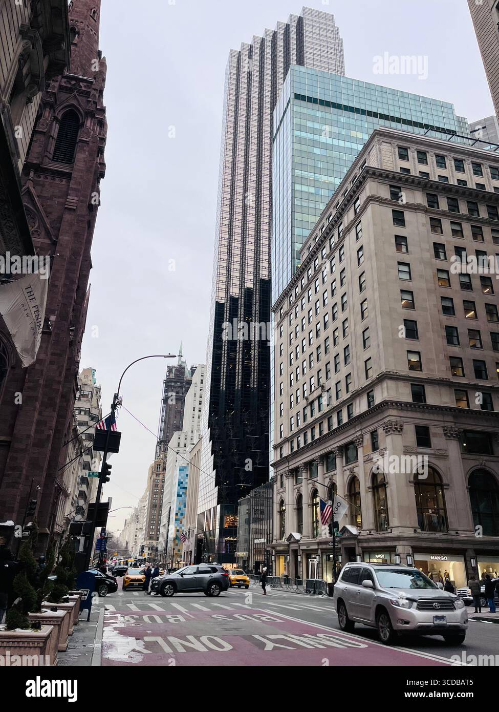 Die legendäre Skyline von New York City mit hoch aufragenden Wolkenkratzern und frischer Winteratmosphäre zeigt Manhattans Architektur in atemberaubendem Detail. - Smartphone-aufgenommenes Stockfoto