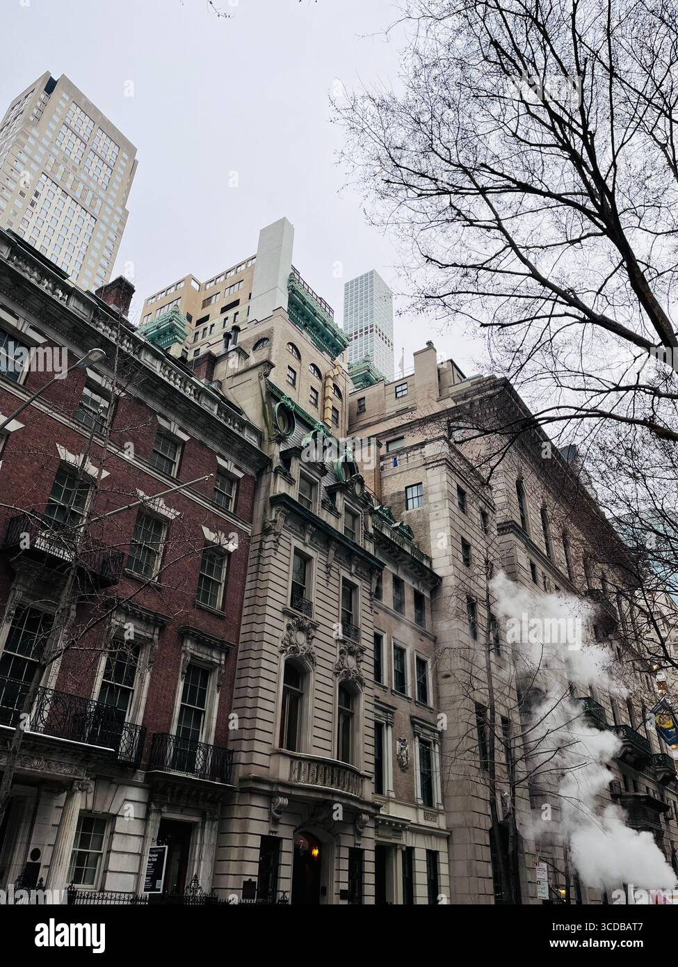 Die legendäre Skyline von New York City mit hoch aufragenden Wolkenkratzern und frischer Winteratmosphäre zeigt Manhattans Architektur in atemberaubendem Detail. - Smartphone-aufgenommenes Stockfoto