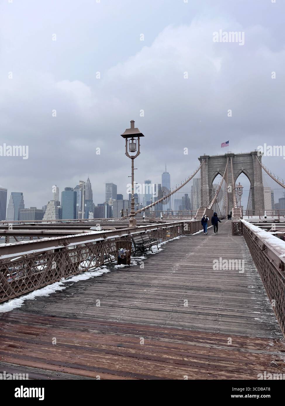 Die legendäre Skyline von New York City mit hoch aufragenden Wolkenkratzern und frischer Winteratmosphäre zeigt Manhattans Architektur in atemberaubendem Detail. - Smartphone-aufgenommenes Stockfoto
