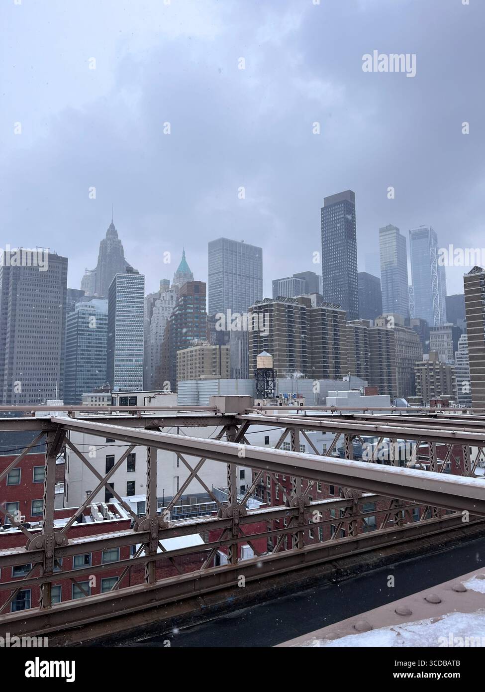 Die legendäre Skyline von New York City mit hoch aufragenden Wolkenkratzern und frischer Winteratmosphäre zeigt Manhattans Architektur in atemberaubendem Detail. - Smartphone-aufgenommenes Stockfoto