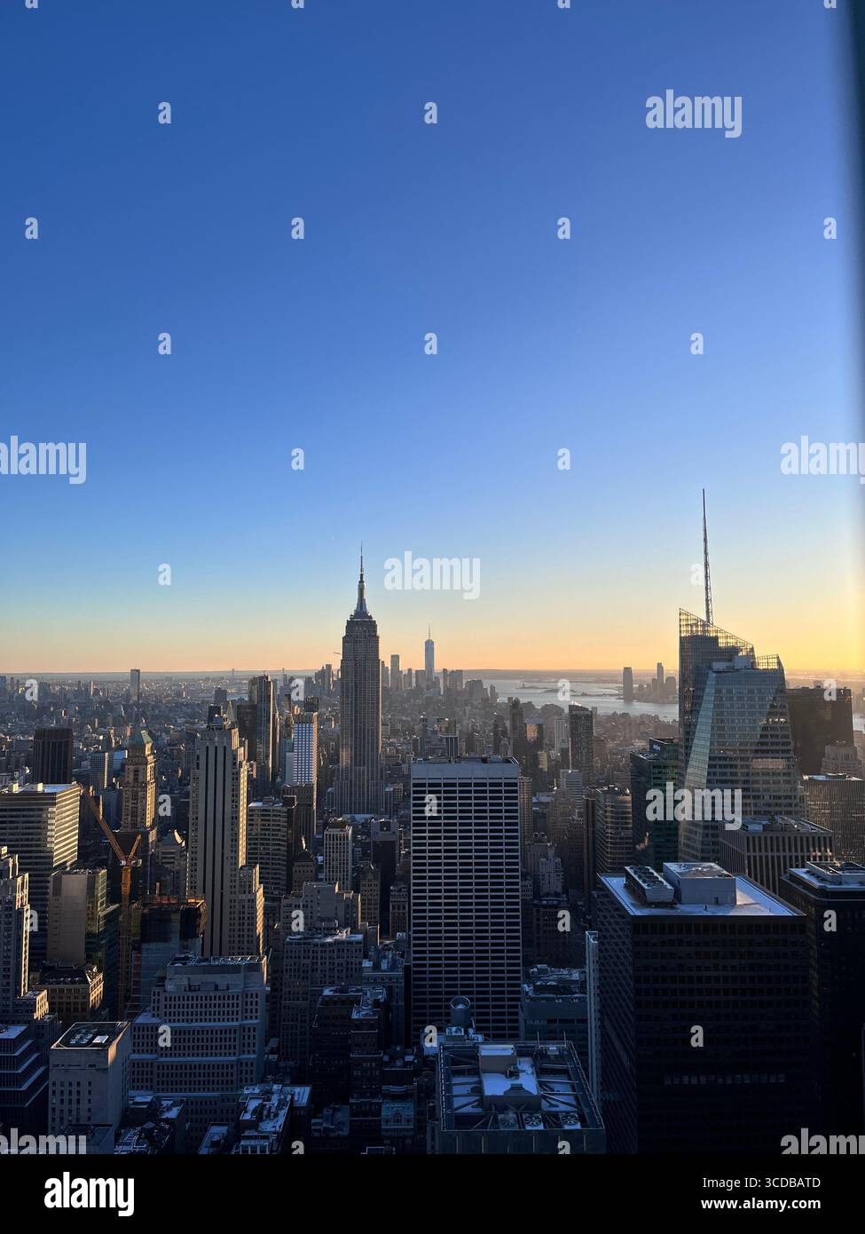 Die legendäre Skyline von New York City mit hoch aufragenden Wolkenkratzern und frischer Winteratmosphäre zeigt Manhattans Architektur in atemberaubendem Detail. - Smartphone-aufgenommenes Stockfoto