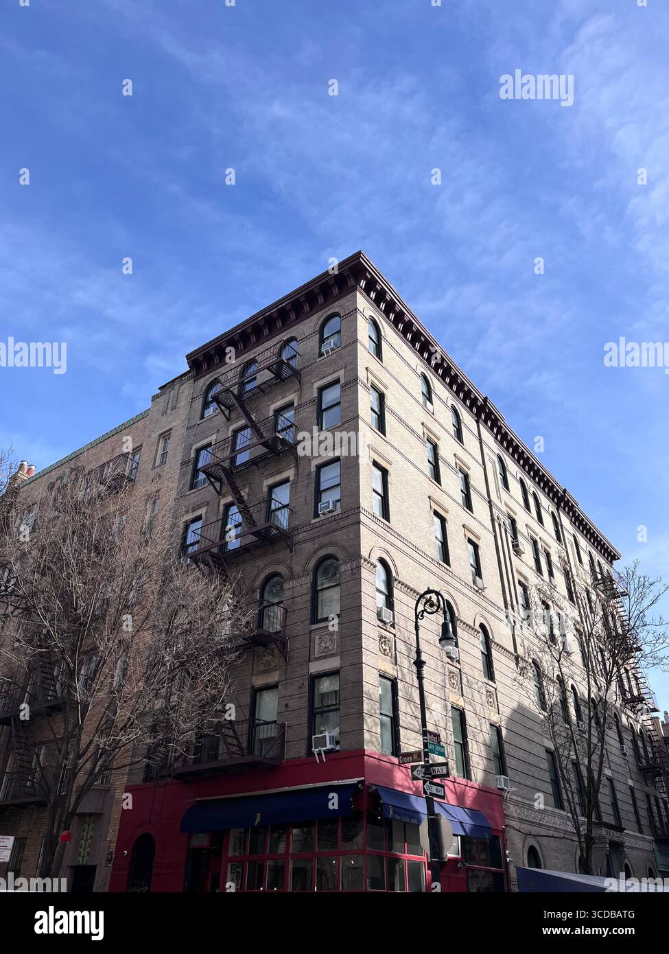 Die legendäre Skyline von New York City mit hoch aufragenden Wolkenkratzern und frischer Winteratmosphäre zeigt Manhattans Architektur in atemberaubendem Detail. - Smartphone-aufgenommenes Stockfoto