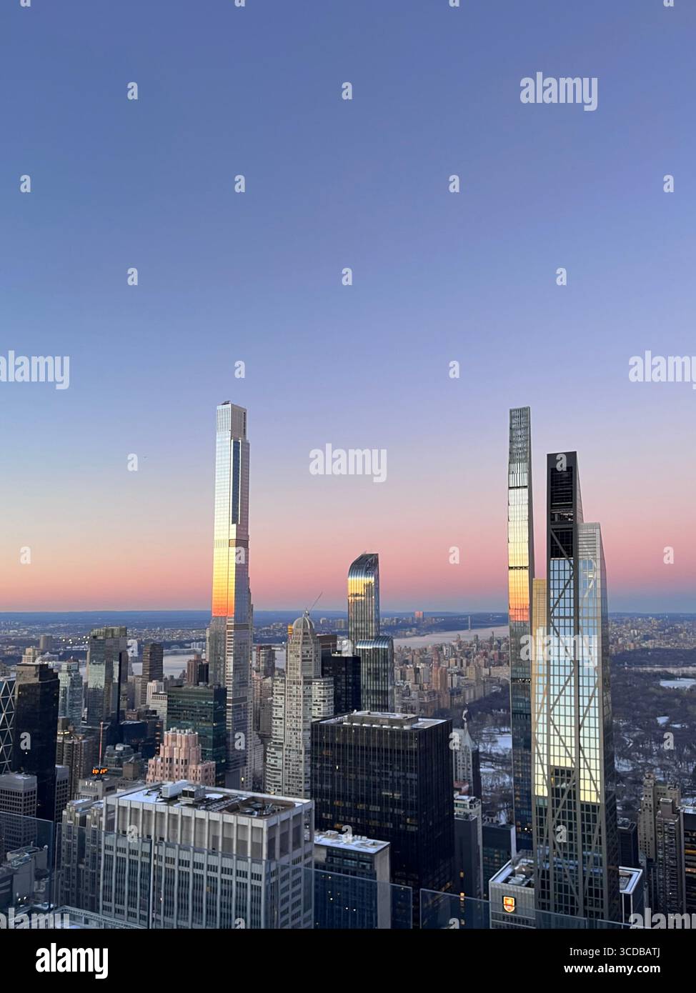 Die legendäre Skyline von New York City mit hoch aufragenden Wolkenkratzern und frischer Winteratmosphäre zeigt Manhattans Architektur in atemberaubendem Detail. - Smartphone-aufgenommenes Stockfoto