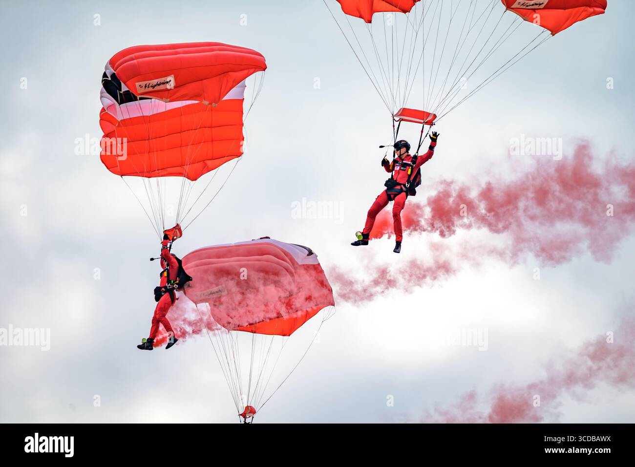 Blackpool, England - 10. August 2025: Ein Mitglied der Red Devils, der Fallschirmspringer des britischen Fallschirmregiments, springt mit einer Flagge auf der Stockfoto