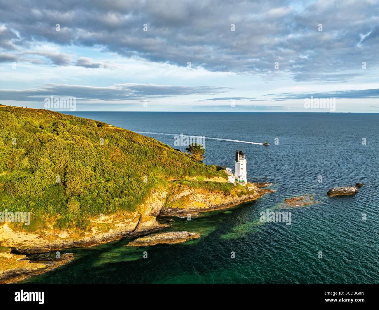 St. Anthony Lighthouse ab Drohne, Roseland Peninsula, Head Circular Walk, Cornwall, Großbritannien Stockfoto