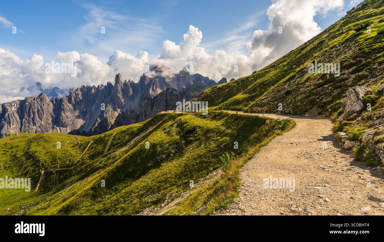 Malerischer Wanderweg entlang der berühmten drei Zinnen Gipfel in den Dolomiten. Atemberaubender Blick auf die Berge, dramatische Klippen und alpine Natur. Ideal für Trekking, Stockfoto