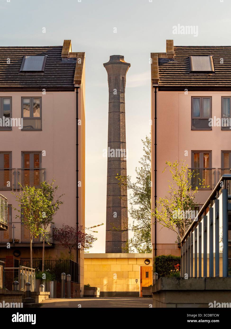 Stillgelegter viktorianischer Ziegelkamin, eingerahmt von modernen Apartments, Foss Islands Road, York. Stockfoto