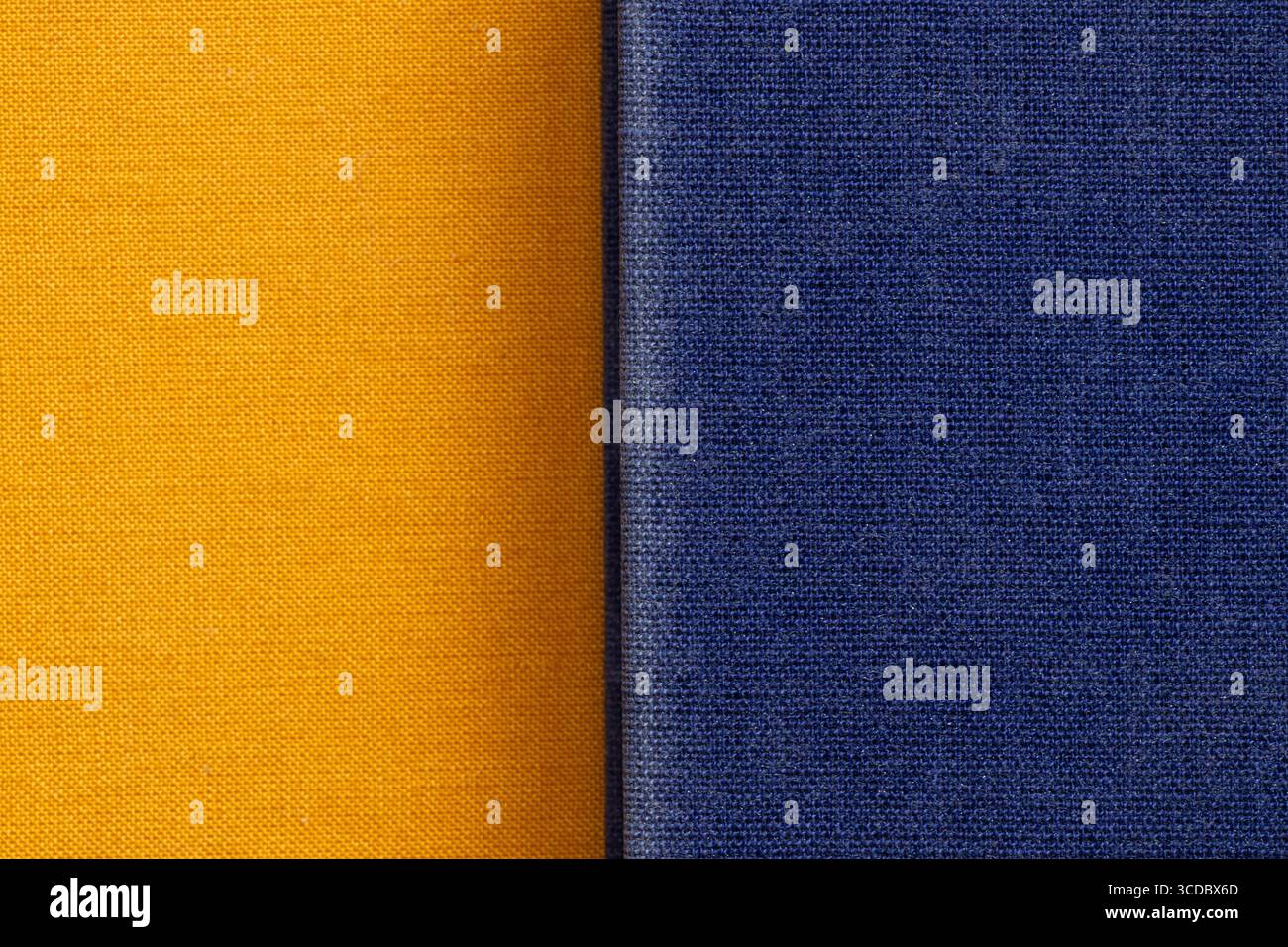 Orangefarbener Stoff und blauer Stoff, Umschläge von zwei alten Büchern in verschiedenen Farben Stockfoto
