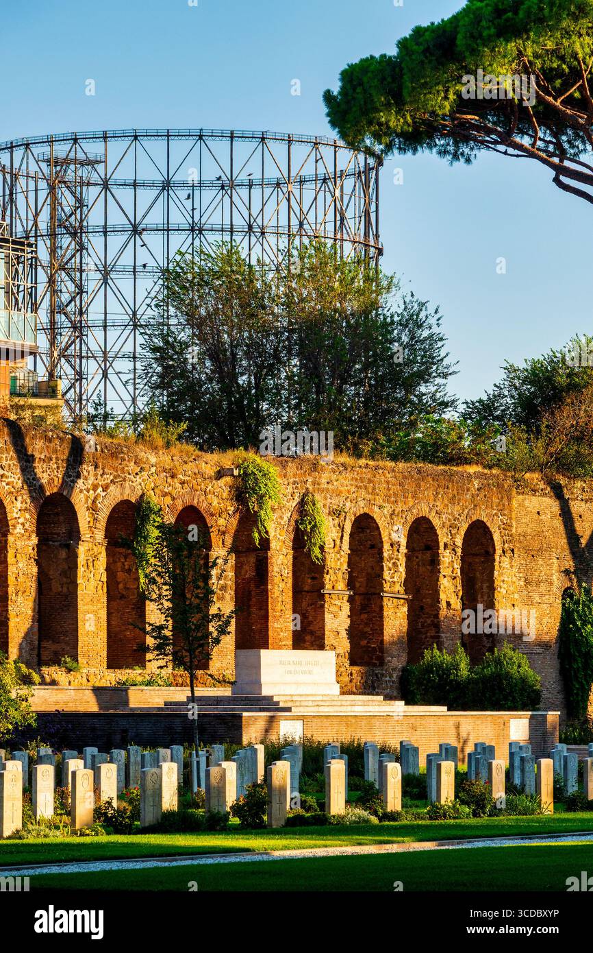 Commonwealth-Gräber und Aurelianische Mauern neben dem berühmten Gazometro, Rom, Italien. Stockfoto