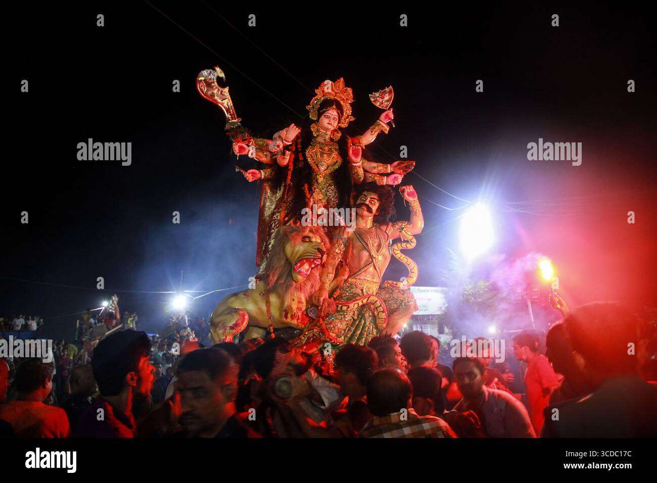 Chittagong, Bangladesch - 5. Oktober 2022: Blick auf die pulsierende Durga-Puja-Prozession, während die Gläubigen das strahlende Idol in einem Meer von Gesichtern tragen. Stockfoto