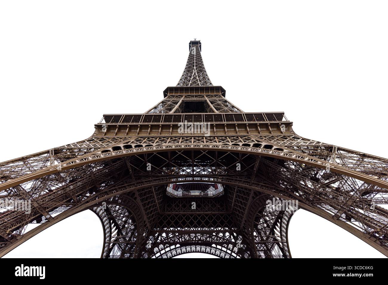 Der Blick auf das schmiedeeiserne Gitterwerk des Eiffelturms erhebt sich kühn gegen den schroffen weißen Himmel, sein kompliziertes Design zeugt von architektonischem Einfallsreichtum in Paris, Île-de-France, Frankreich. Stockfoto
