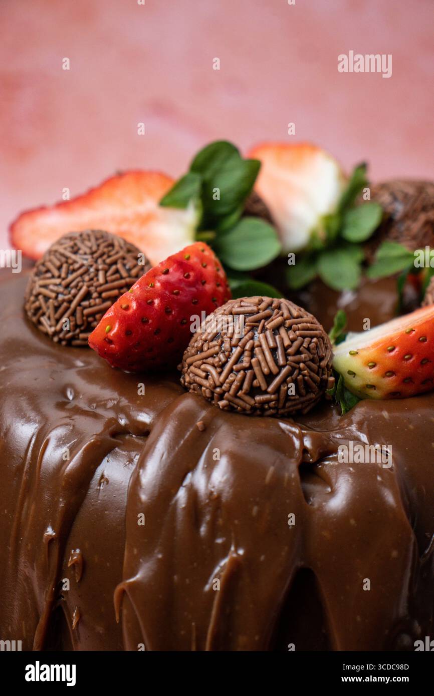 Ein dekadenter brasilianischer Brigadeiro-Schokoladenkuchen, gekrönt mit einem reichhaltigen Schokoladenfrosting, Schokoladenstreuseln, Stockfoto