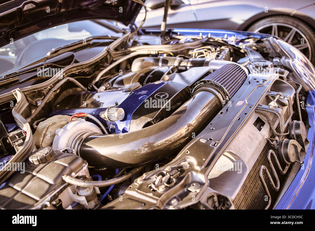 Rom, italien 18. juli 2025, Nahaufnahme eines maßgeschneiderten Turbomotors mit polierten Komponenten, der die Leistung und die komplizierten Details eines spo unterstreicht Stockfoto