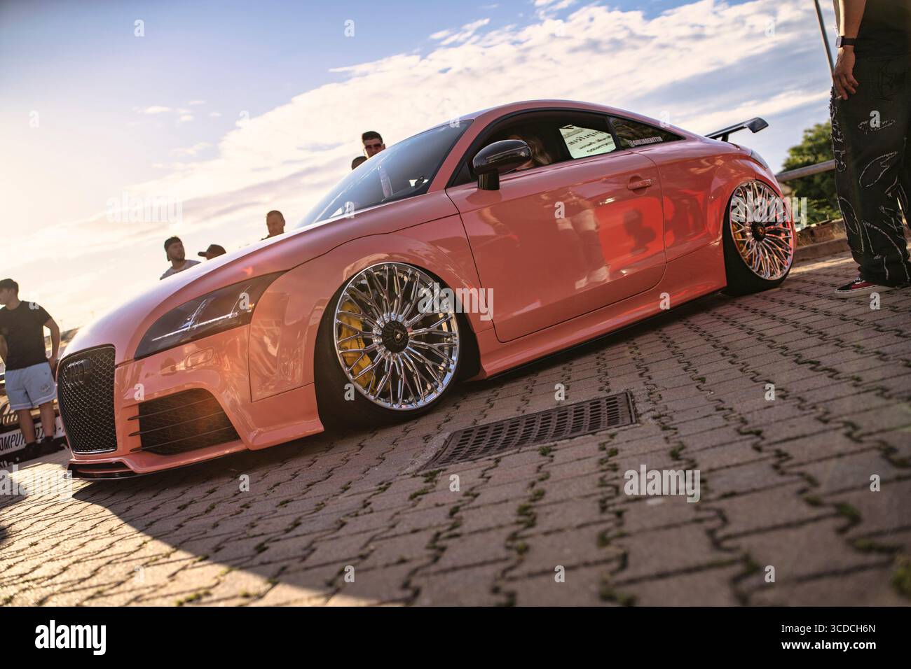 Rom, italien 18. juli 2025, der pinkfarbene audi tt mit kundenspezifischen Felgen zieht Besucher bei einer Autotuning-Show an Stockfoto