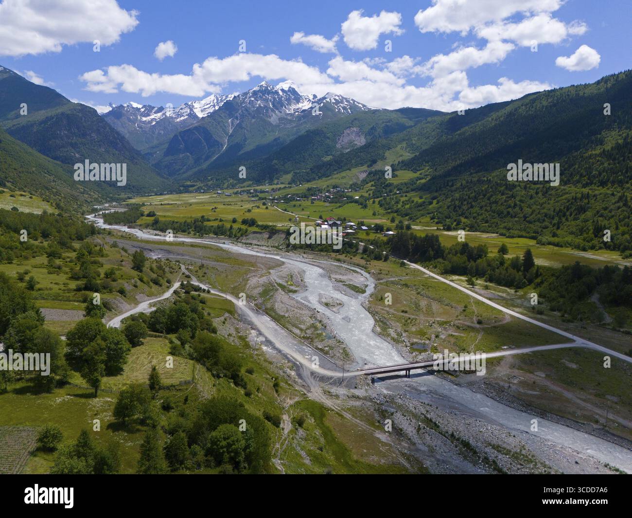 Langer Flusslauf durch ein grünes Tal mit umliegenden Bergen und einer Brücke, Blick aus der Luft, Majvdieri, Mestia Gemeinde, Mulkhra Fluss, Svaneti Stockfoto Langer Flusslauf durch ein grünes Tal mit umliegenden Bergen und einer Brücke, Blick aus der Luft, Majvdieri, Mestia Gemeinde, Mulkhra Fluss, Svaneti Stockfoto