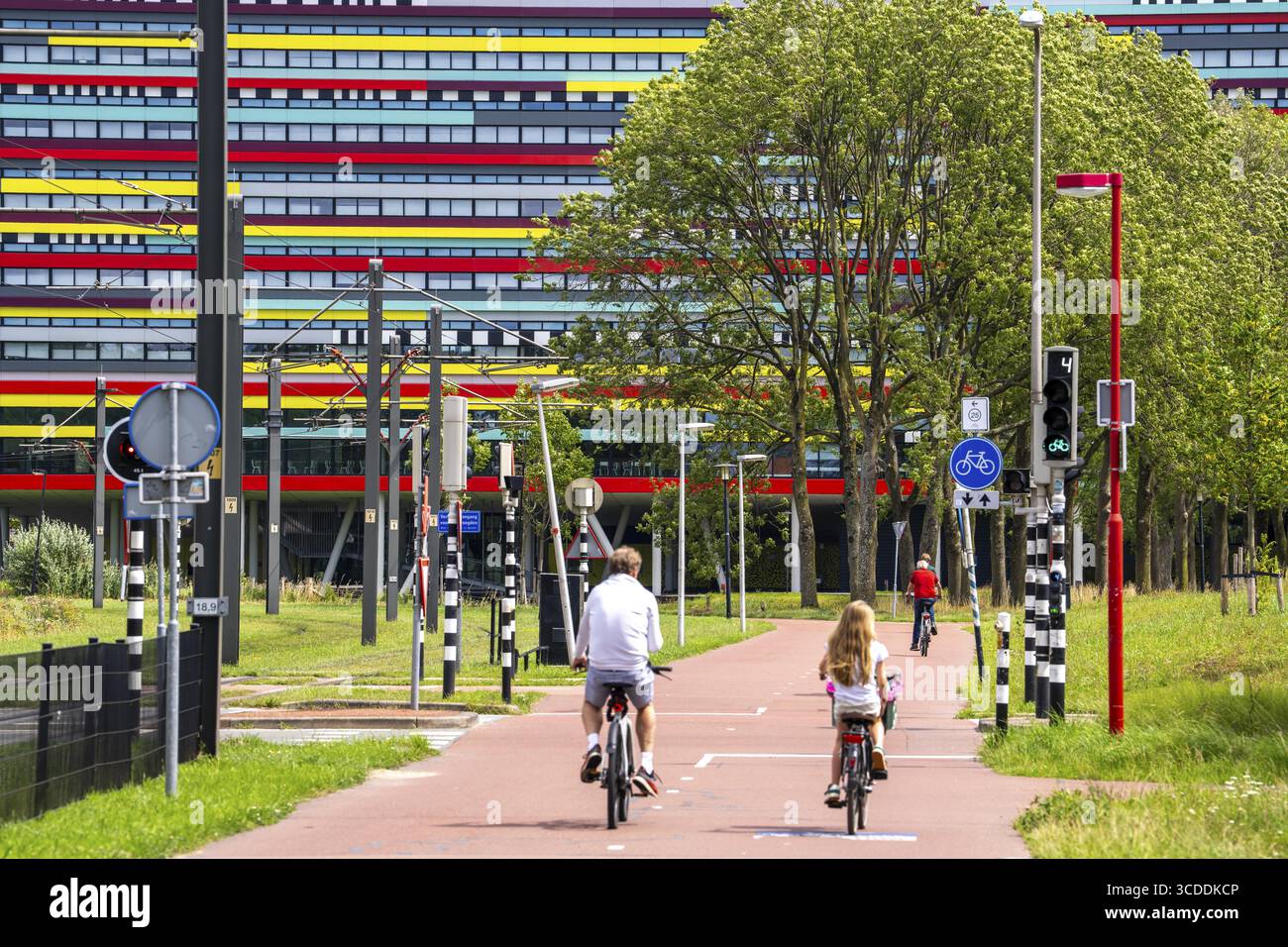 Radweg durch den Universitätscampus im Wissenschaftspark Utrecht, Universität Utrecht, farbenfrohe Fassade des Hogeschool Utrecht Gebäudes, Niederlande Stockfoto