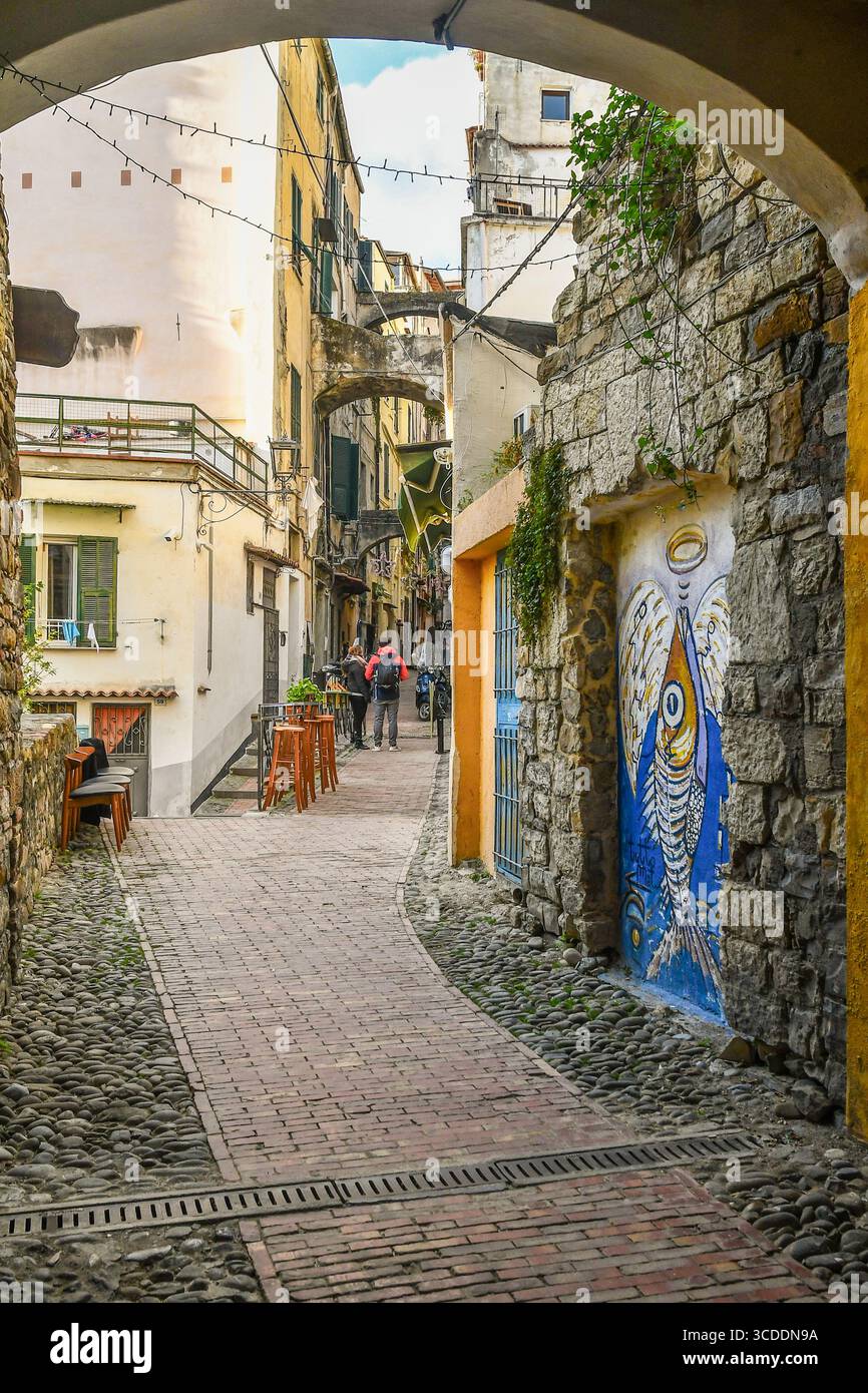 Ein malerischer Blick auf das mittelalterliche Viertel „La Pigna“ mit bergauf liegenden Gassen unter typischen Bögen, Sanremo (Imperia), Ligurien, Italien Stockfoto