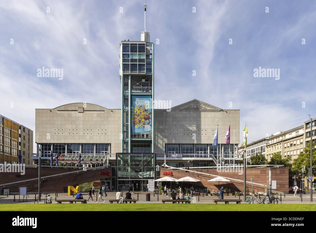 Paradeplatz Mannheim mit Stadthaus. Das Stadthaus ist ein denkmalgeschütztes Mehrzweckgebäude. Mannheim, Baden-Württemberg, Deutschland Stockfoto