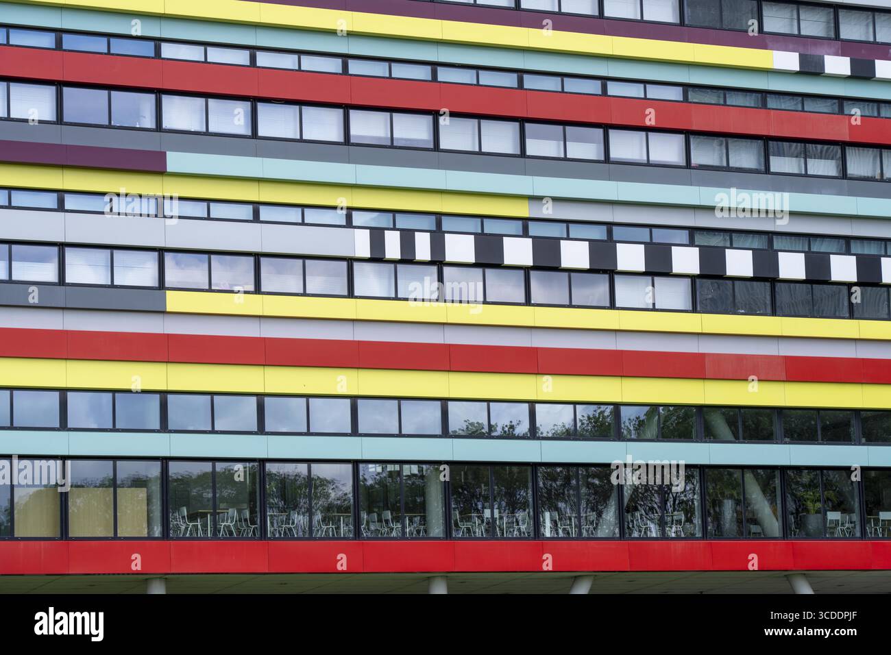 Universitätscampus im Wissenschaftspark Utrecht, Universität Utrecht, farbenfrohe Fassade des Hogeschool Utrecht-Gebäudes, Niederlande Stockfoto