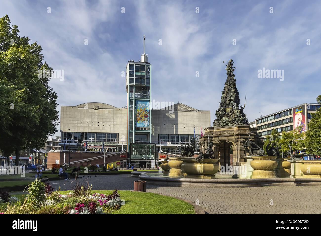 Paradeplatz Mannheim mit Stadthaus. Das Stadthaus ist ein denkmalgeschütztes Mehrzweckgebäude. Grupello Pyramide mit Brunnen. Mannheim, Baden-Wue Stockfoto