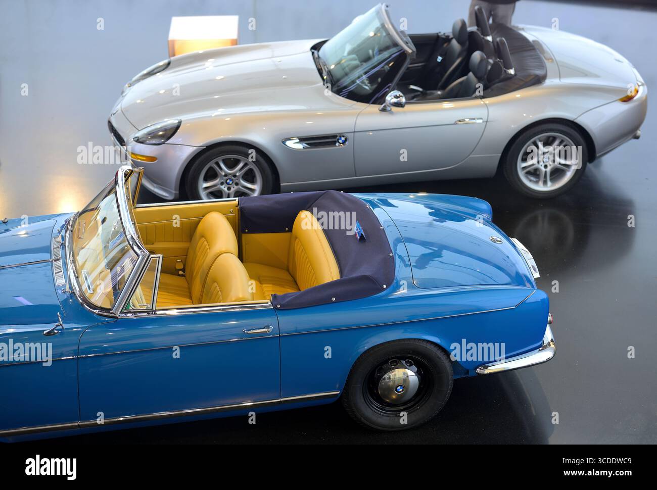 Das BMW Museum - eine faszinierende Reise durch die Unternehmensgeschichte, Innovation und Design der deutschen Ingenieurskunst, München DE Stockfoto