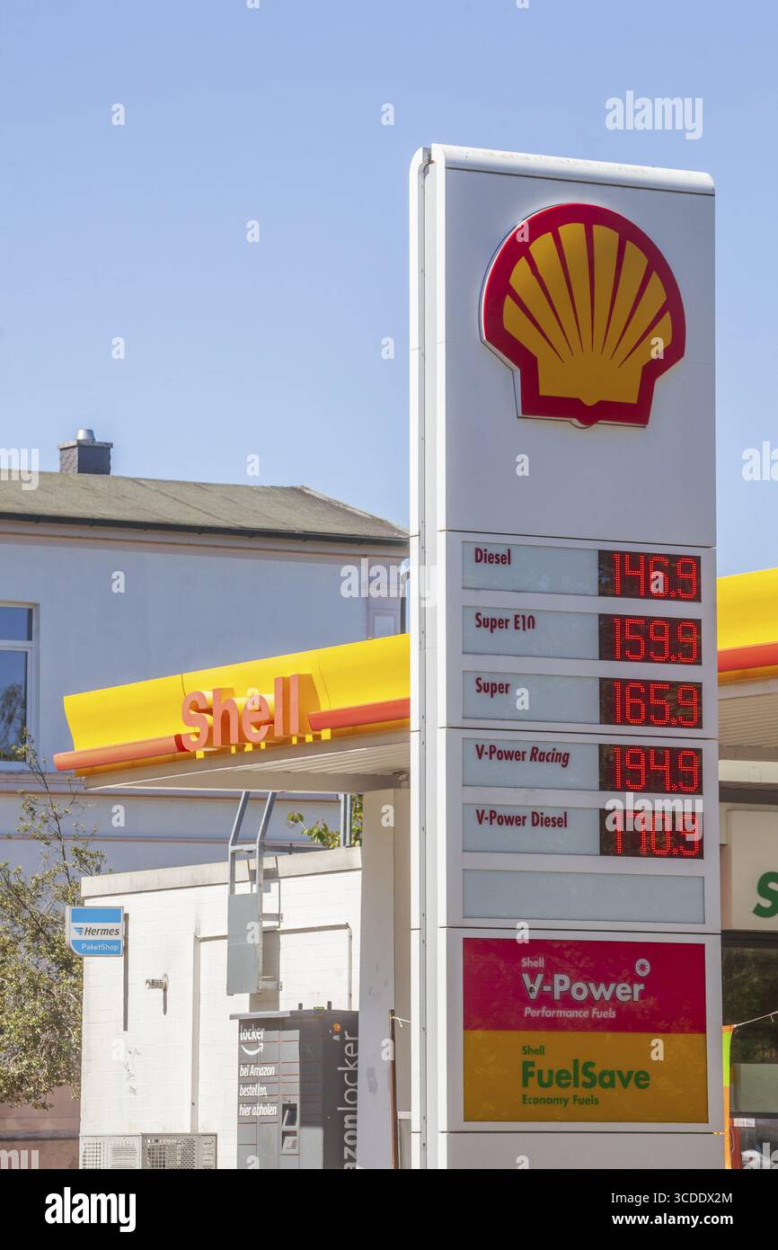 Logo und Preistafel an einer Shell Tankstelle, Buxtehude, Niedersachsen, Deutschland Stockfoto