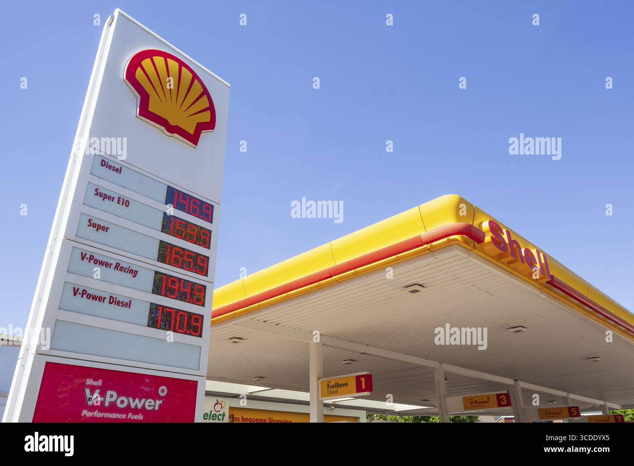 Logo und Preistafel an einer Shell Tankstelle, Buxtehude, Niedersachsen, Deutschland Stockfoto