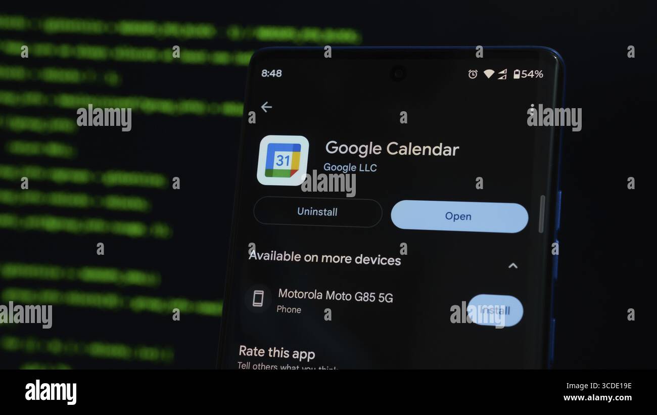 Google Kalender-App-Bildschirm mit Funktionsoptionen, die auf einem Telefon mit grünem Code angezeigt werden Stockfoto