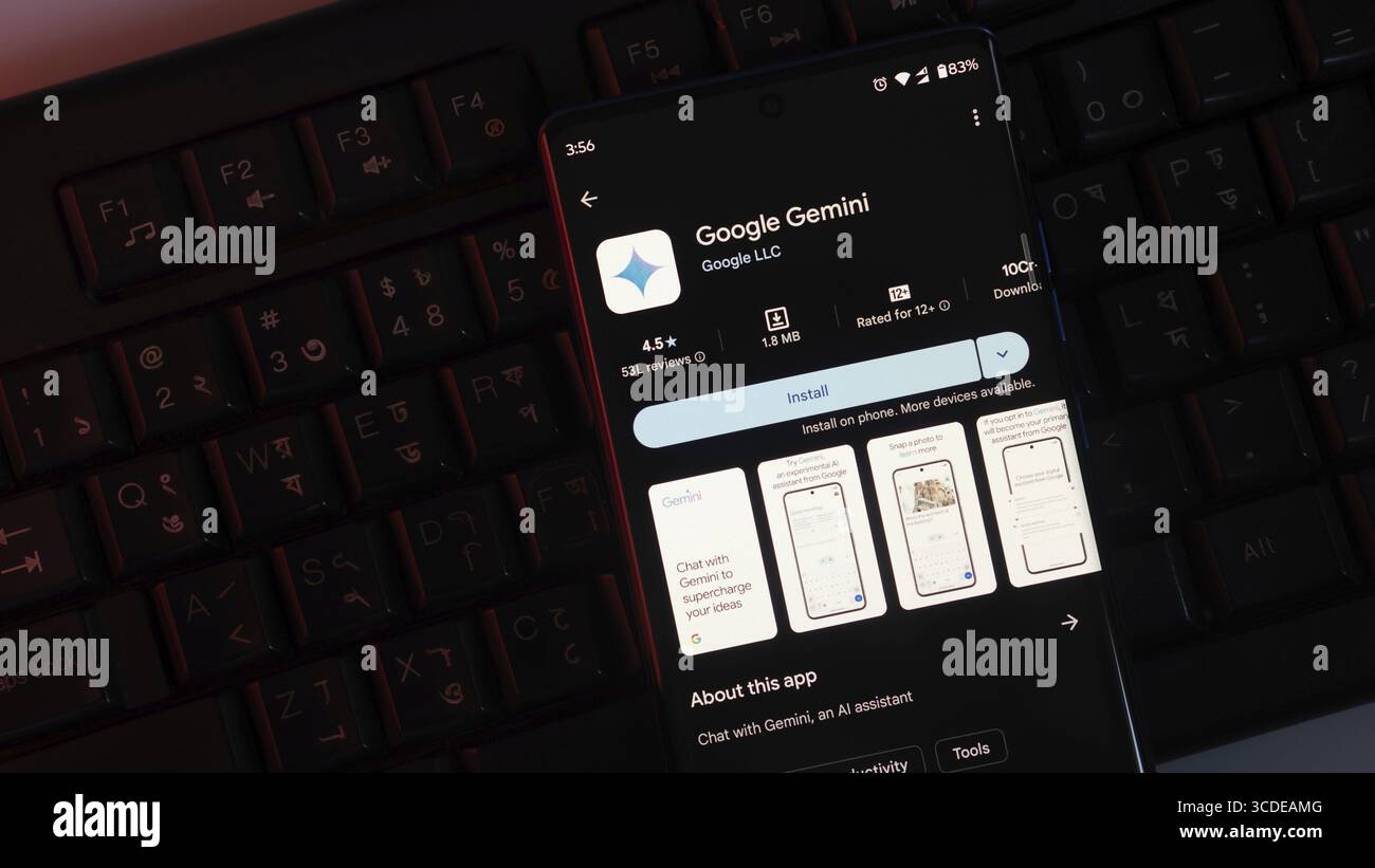 Anzeige der Google Gemini App auf einem Smartphone-Bildschirm mit Installationsoptionen über dunkle Tastatur Stockfoto