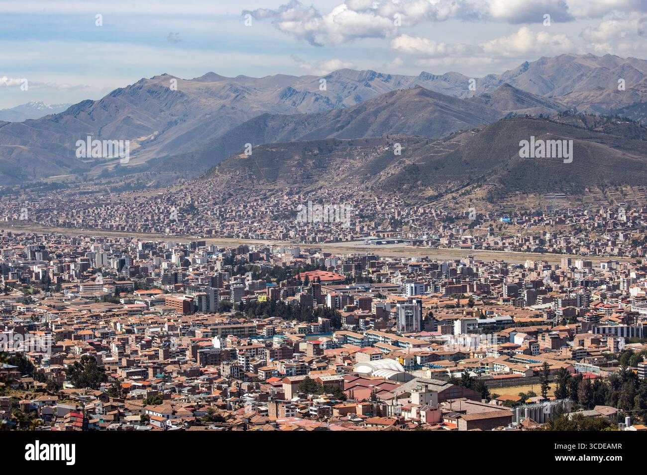 Blick hinunter auf die Stadt Cusco in Peru, Südamerika. Stockfoto