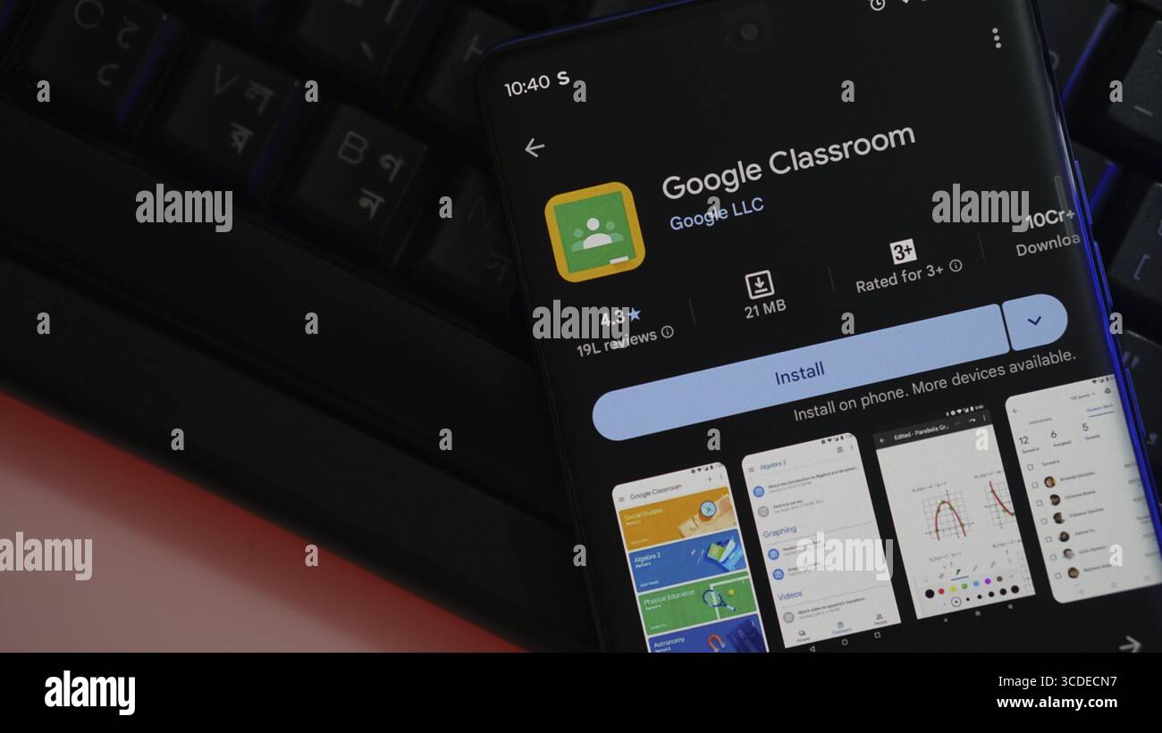 Google Classroom-App wird auf einem Smartphone mit einer dunklen App-Store-Oberfläche angezeigt Stockfoto