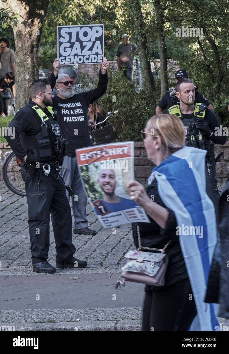 Deutschland, Berlin, 07.08.2025, Freiheitsmarsch für die Hamas Geiseln, Platz, Foto von Geisel, Gegendemonstrator, Stopp Gaza Völkermord, ein weiterer Jude für Stockfoto