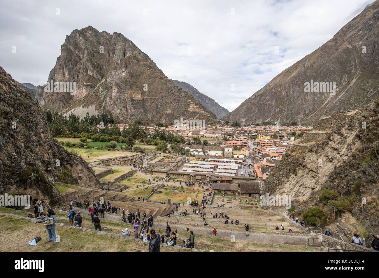 Ollantaytambo, ein Dorf im Heiligen Tal im Süden Perus, am Fluss Urubamba gelegen. Stockfoto