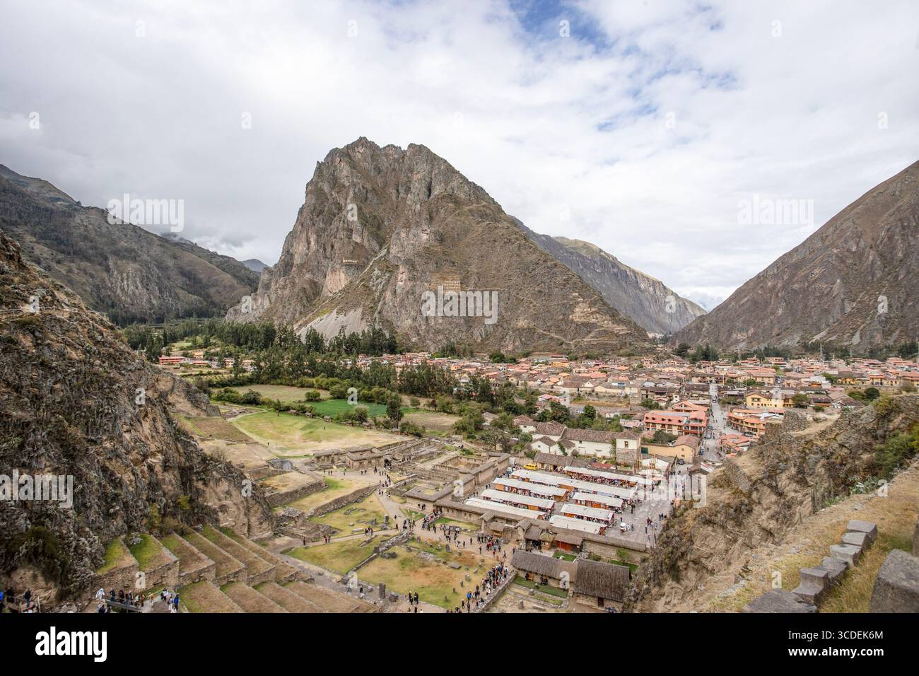Ollantaytambo, ein Dorf im Heiligen Tal im Süden Perus, am Fluss Urubamba gelegen. Stockfoto