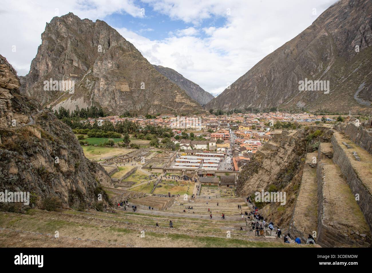 Ollantaytambo, ein Dorf im Heiligen Tal im Süden Perus, am Fluss Urubamba gelegen. Stockfoto