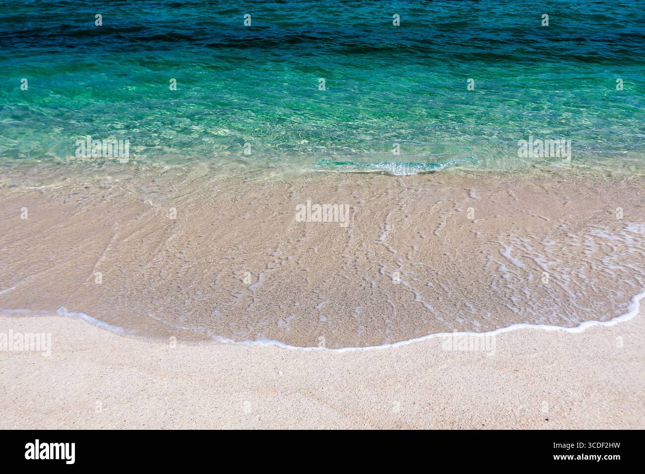 Kristallklares smaragdfarbenes Meer trifft auf unberührten Sandstrand. Koh Adang, Thailand. Fantastischer Meereshintergrund. Stockfoto Kristallklares smaragdfarbenes Meer trifft auf unberührten Sandstrand. Koh Adang, Thailand. Fantastischer Meereshintergrund. Stockfoto