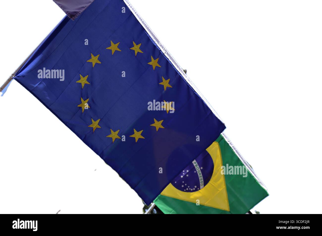 Die Fahnen der Europäischen Union und Brasiliens schwenken isoliert auf weißem Hintergrund. Stockfoto