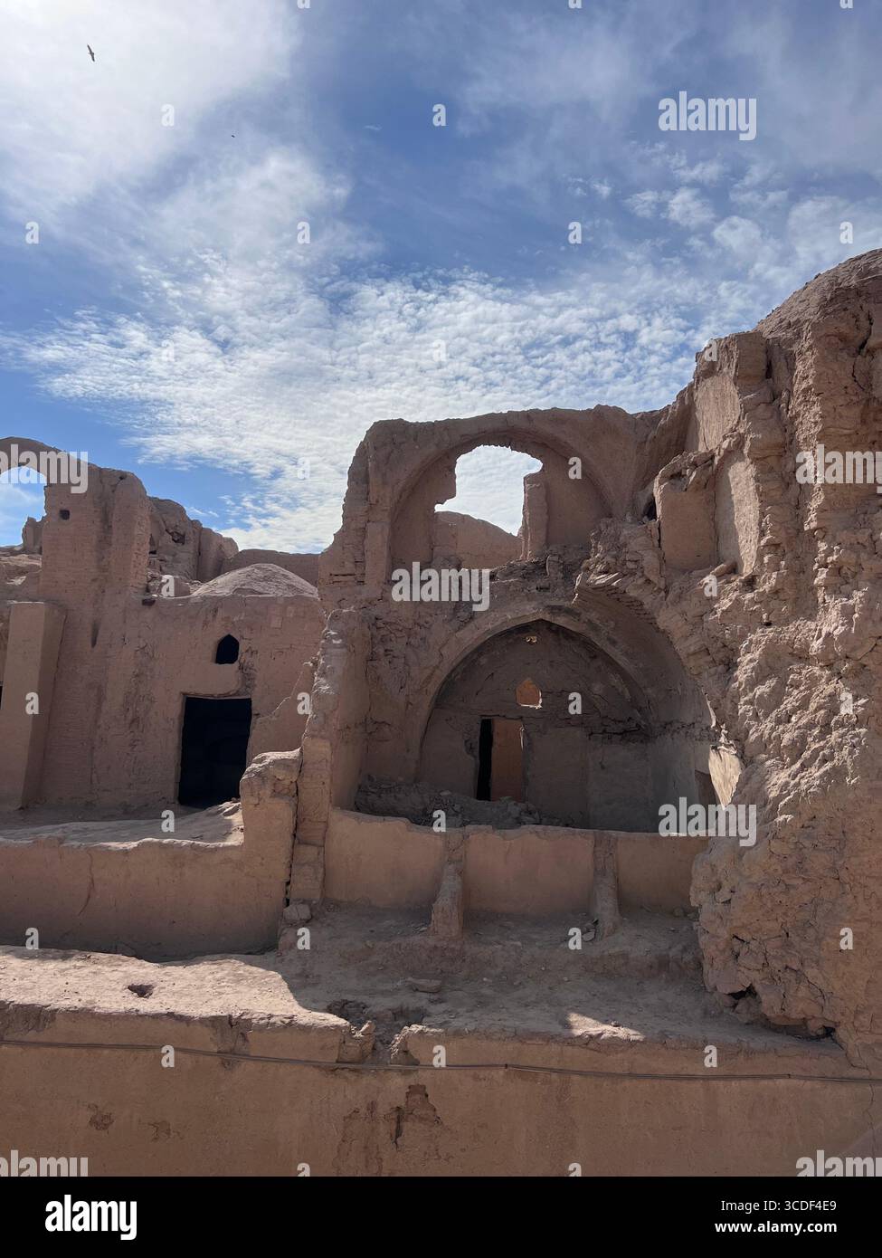 Antike Ruinen und gewölbte Mauern der Festung SAR Yazd, die als Erinnerung an das Erbe der persischen Wüste stehen. Stockfoto Antike Ruinen und gewölbte Mauern der Festung SAR Yazd, die als Erinnerung an das Erbe der persischen Wüste stehen. Stockfoto