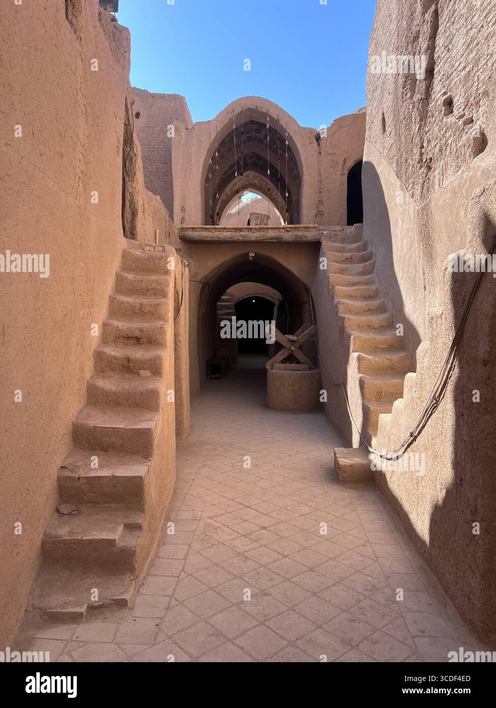 Entdecken Sie den Charme der iranischen Wüstengeschichte in der berühmten Saryazd-Zitadelle aus Lehmziegel. Stockfoto Entdecken Sie den Charme der iranischen Wüstengeschichte in der berühmten Saryazd-Zitadelle aus Lehmziegel. Stockfoto