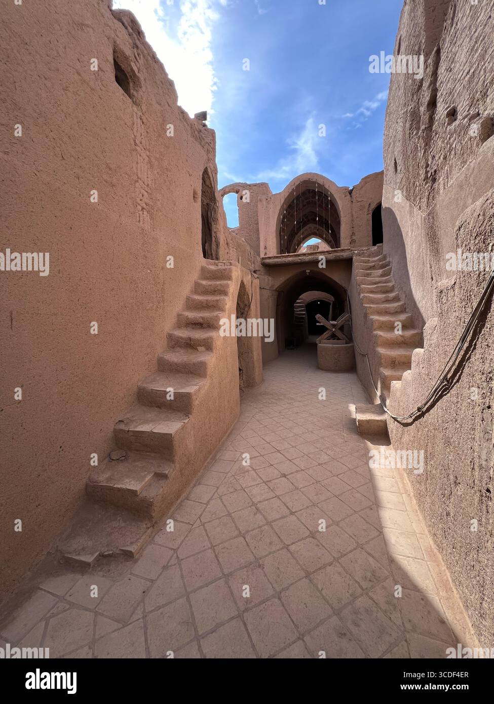Saryazd Castle, eine zeitlose persische Festung, die stolz im Herzen der iranischen Wüste steht. Stockfoto Saryazd Castle, eine zeitlose persische Festung, die stolz im Herzen der iranischen Wüste steht. Stockfoto