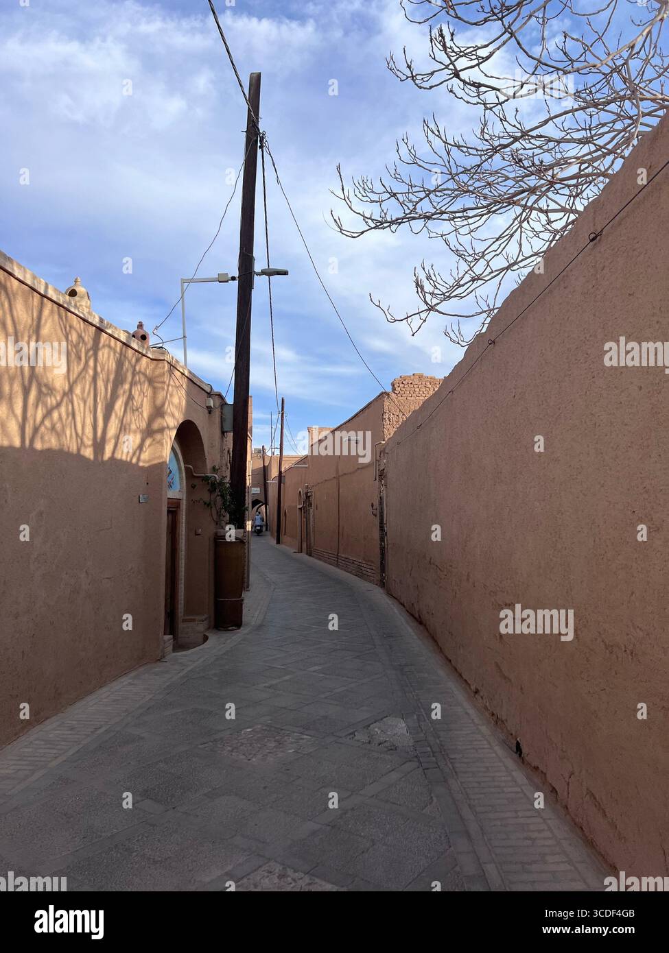 Die enge lehmgasse in Yazd, Iran, zeigt den Charme der traditionellen Wüstenarchitektur und des historischen Erbes. Stockfoto Die enge lehmgasse in Yazd, Iran, zeigt den Charme der traditionellen Wüstenarchitektur und des historischen Erbes. Stockfoto