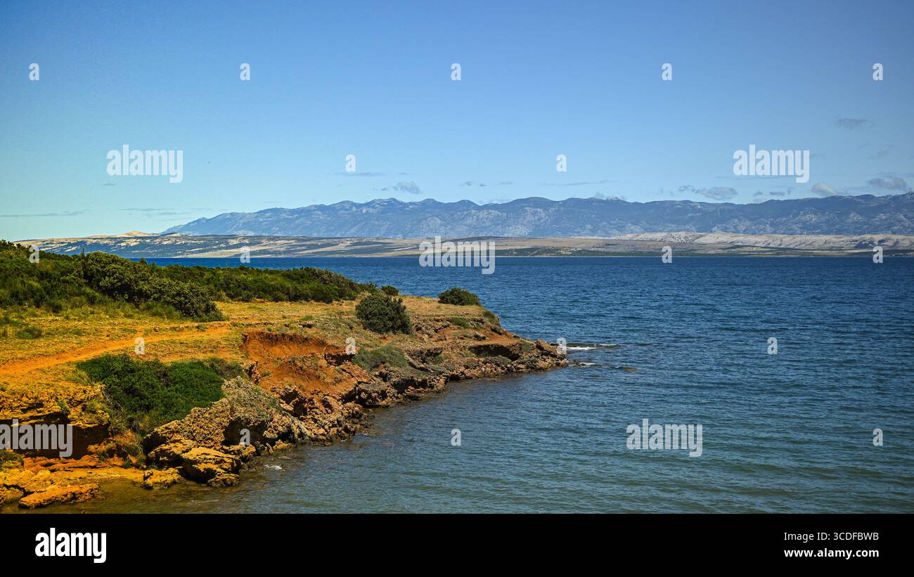 Malerischer Blick auf die kroatische Küste mit dem velebit-Gebirge im Hintergrund, das die natürliche Schönheit der adria zeigt. Stockfoto