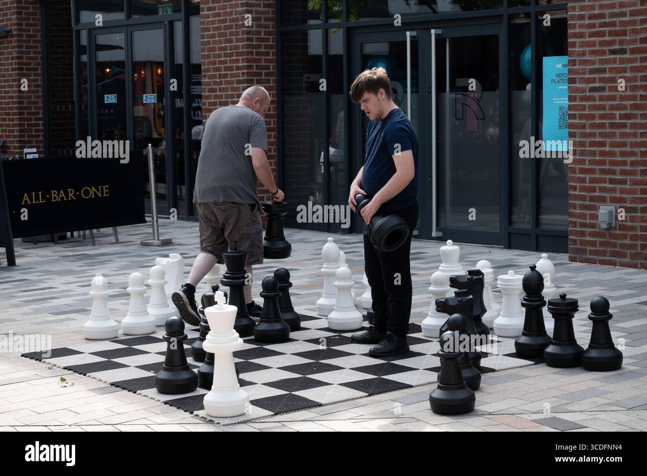 Riesenschach in Bell Court, Stratford-upon-Avon, Warwickshire, Großbritannien Stockfoto