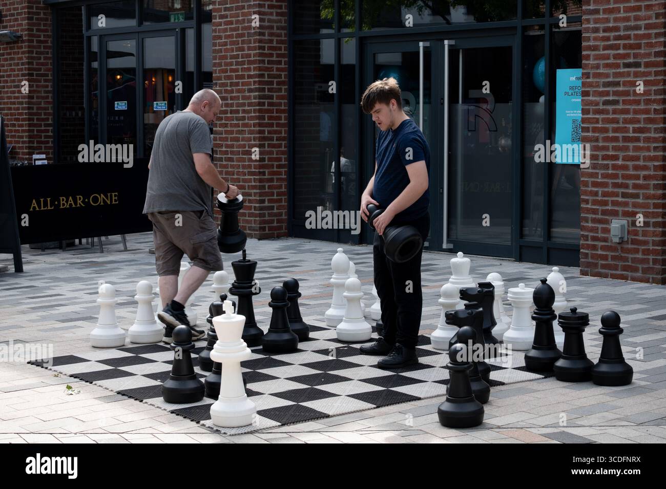 Riesenschach in Bell Court, Stratford-upon-Avon, Warwickshire, Großbritannien Stockfoto