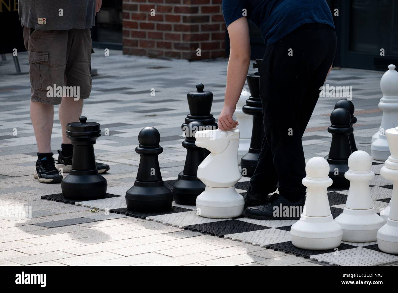 Riesenschach in Bell Court, Stratford-upon-Avon, Warwickshire, Großbritannien Stockfoto