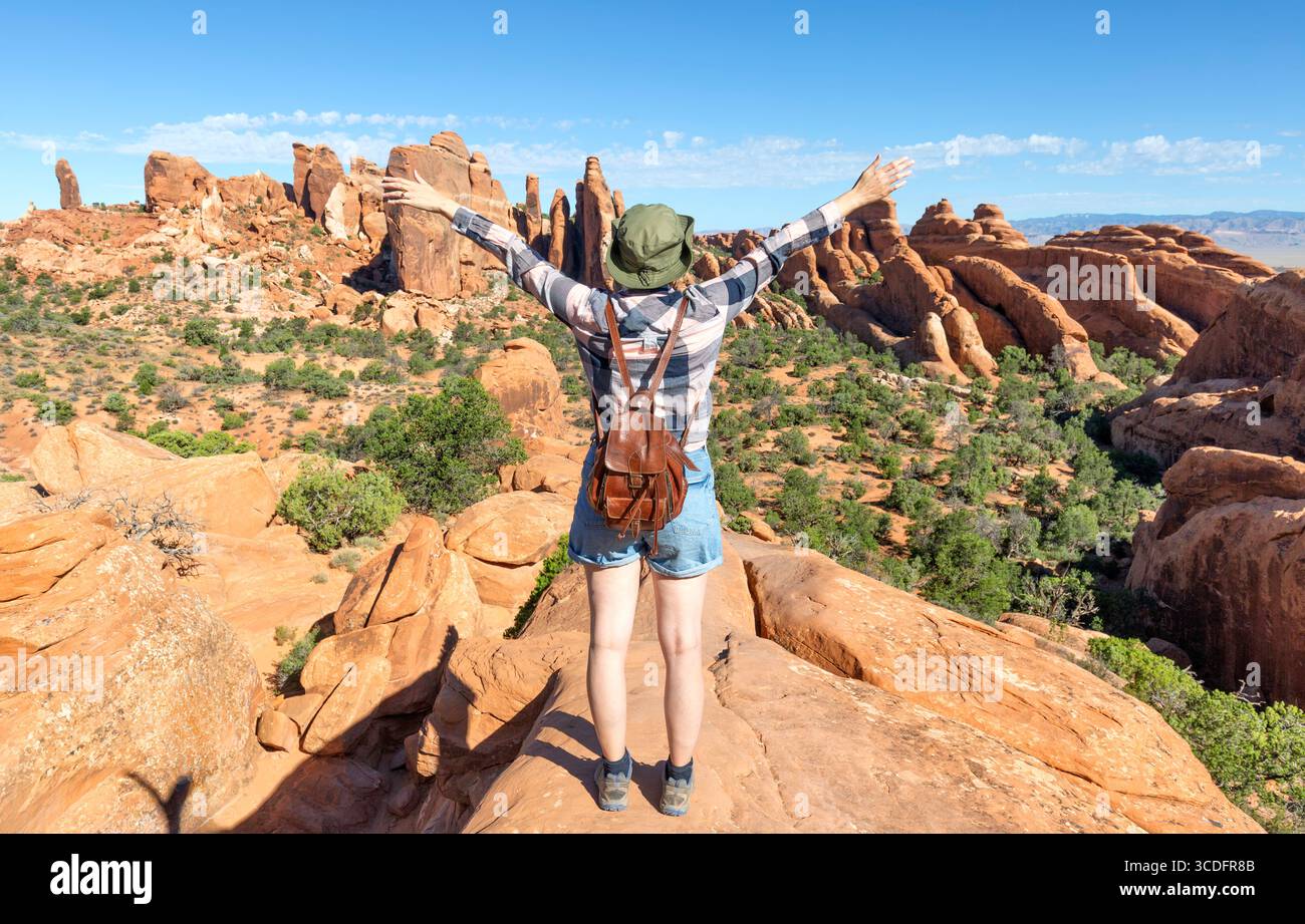 Mädchen wandert in den roten Bergen in Utah. Frau wandert auf der Park Avenue im Arches National Park. Moab Utah, USA Stockfoto