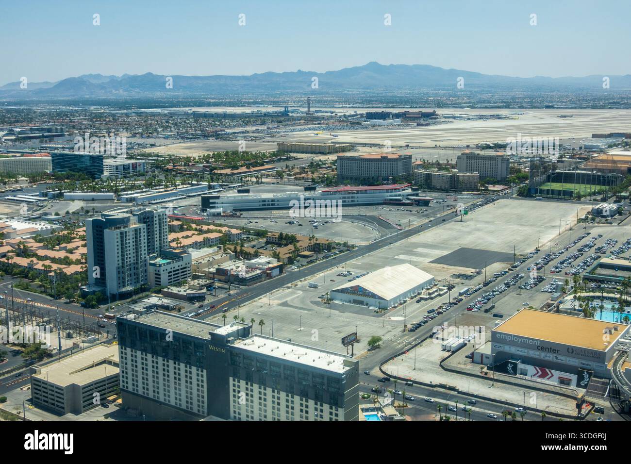 Las Vegas, Nevada - 27. Juni 2025: Las Vegas Strip mit Formel-1-Veranstaltungsfläche, Westin Hotel und Flughafen Stockfoto